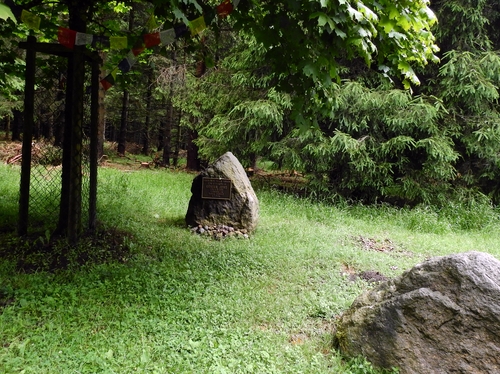 Gedenkstein mit Gebetsfahnen am Wachsenrasen